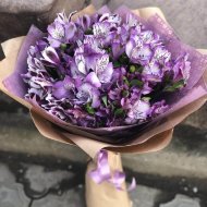 Букет из 19 фиолетовых альстромерий