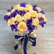 Розы с ирисами в шляпной коробке